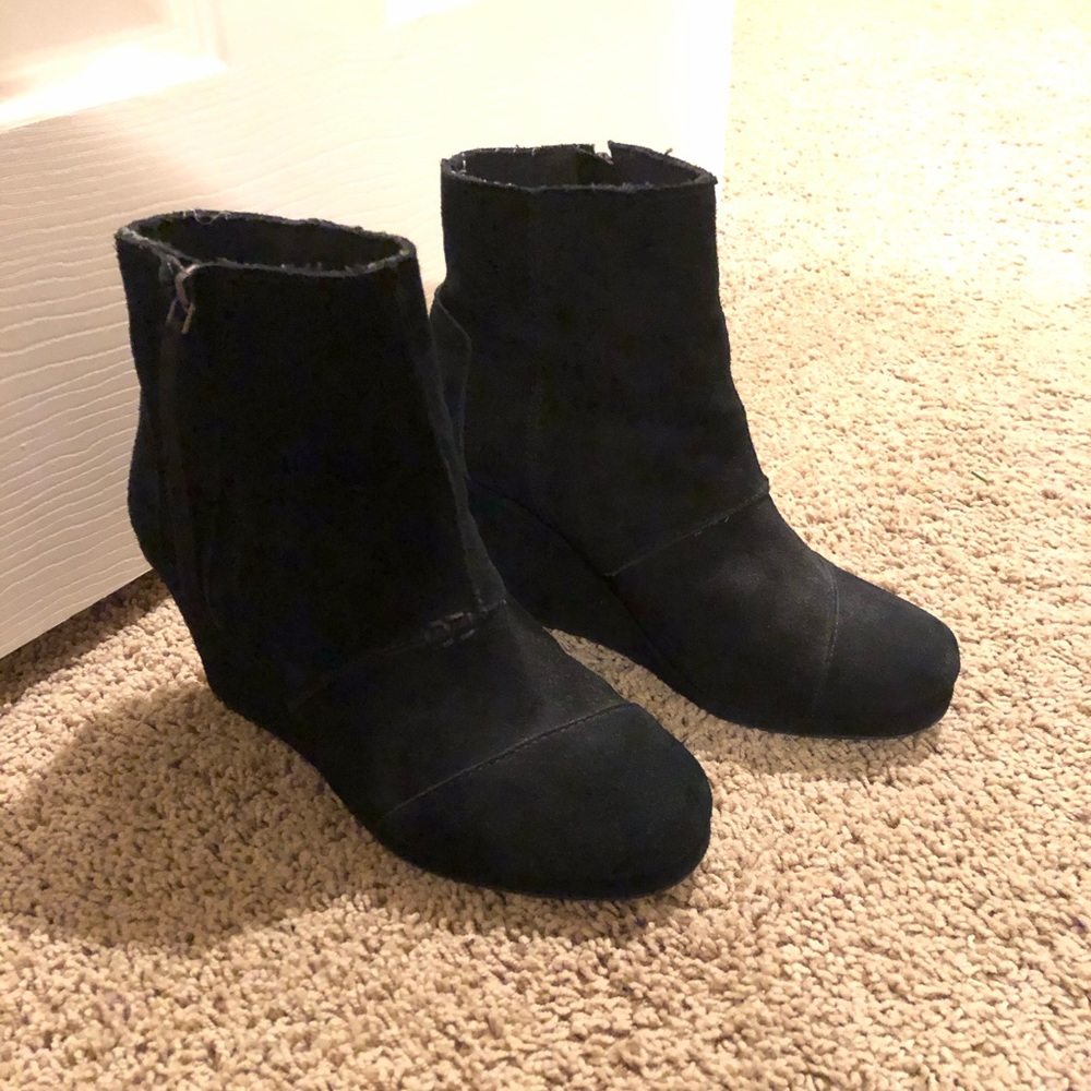 Wedge suede boots